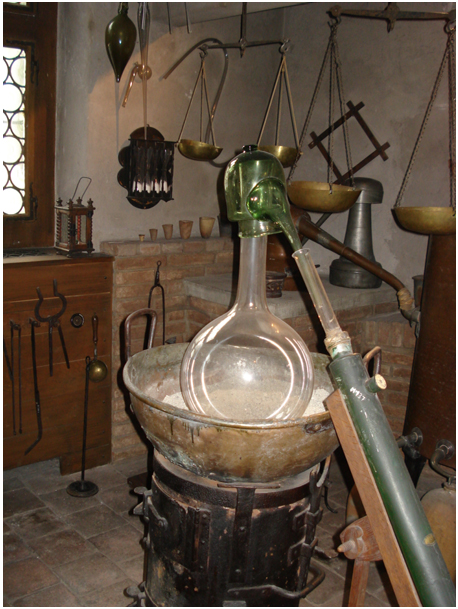 Reconstitution d’un laboratoire alchimique au Pharmazie-Historisches Museum de Bâle