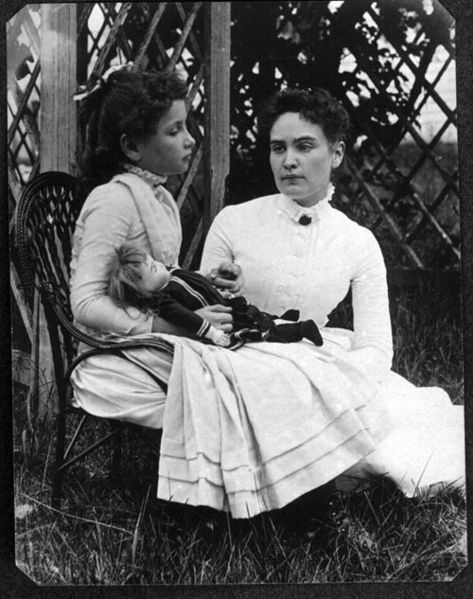 Helen Keller (à gauche) et Anne Sullivan (à droite) en 1888