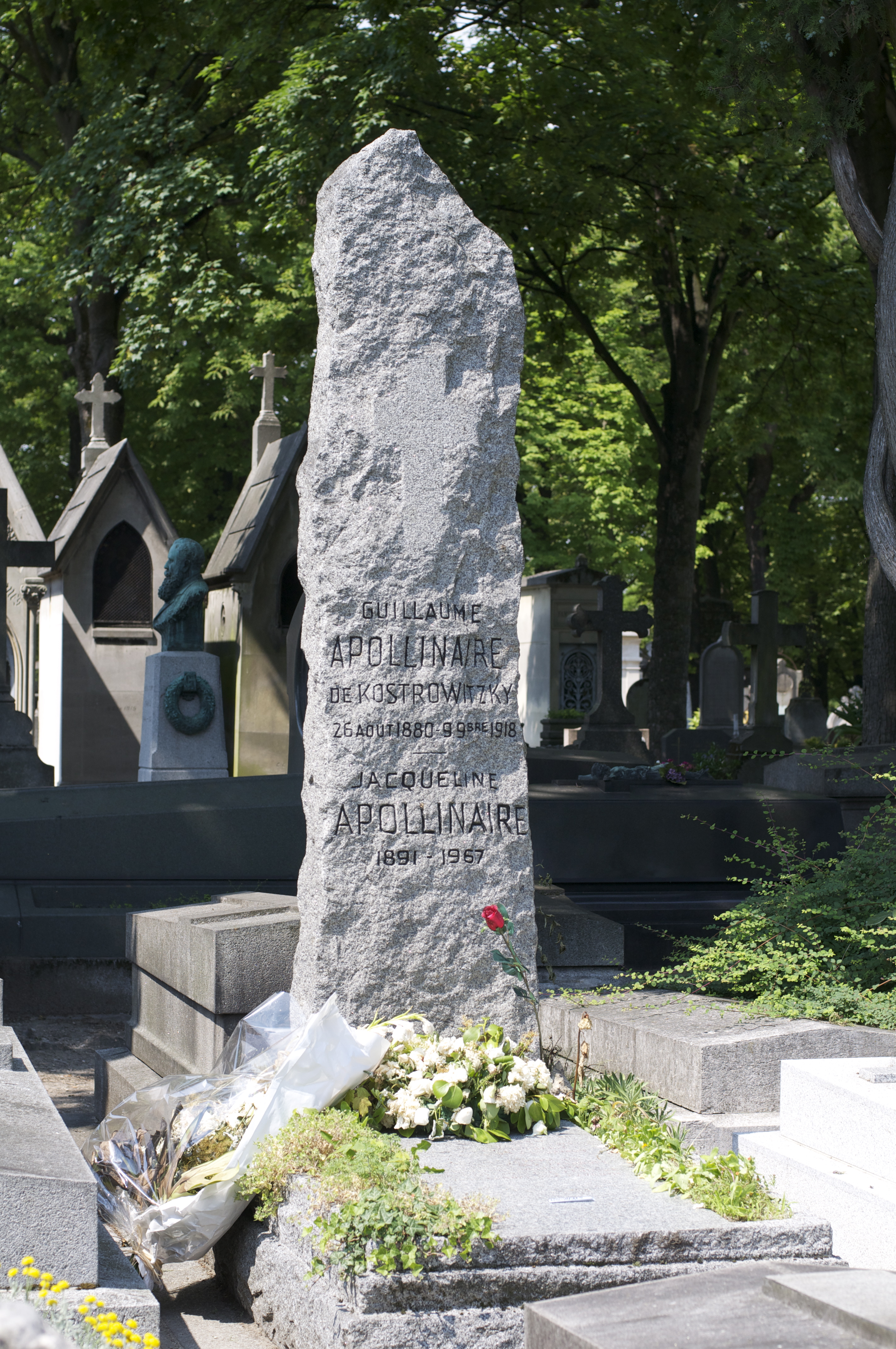 Le monument funéraire d'Apollinaire au Père Lachaise - par Picasso)