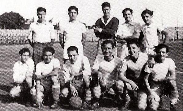 Albert Camus et son équipe de football dans les années 30 : troisième en bas en partant de la gauche