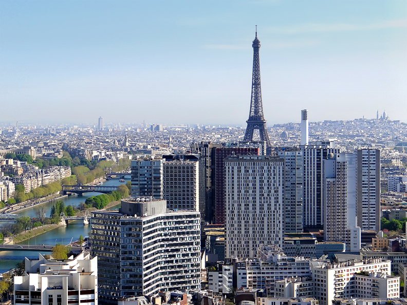 La tour Eiffel dans son milieu urbain en 2014