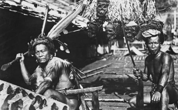 Tribu à Bornéo dans les années 40