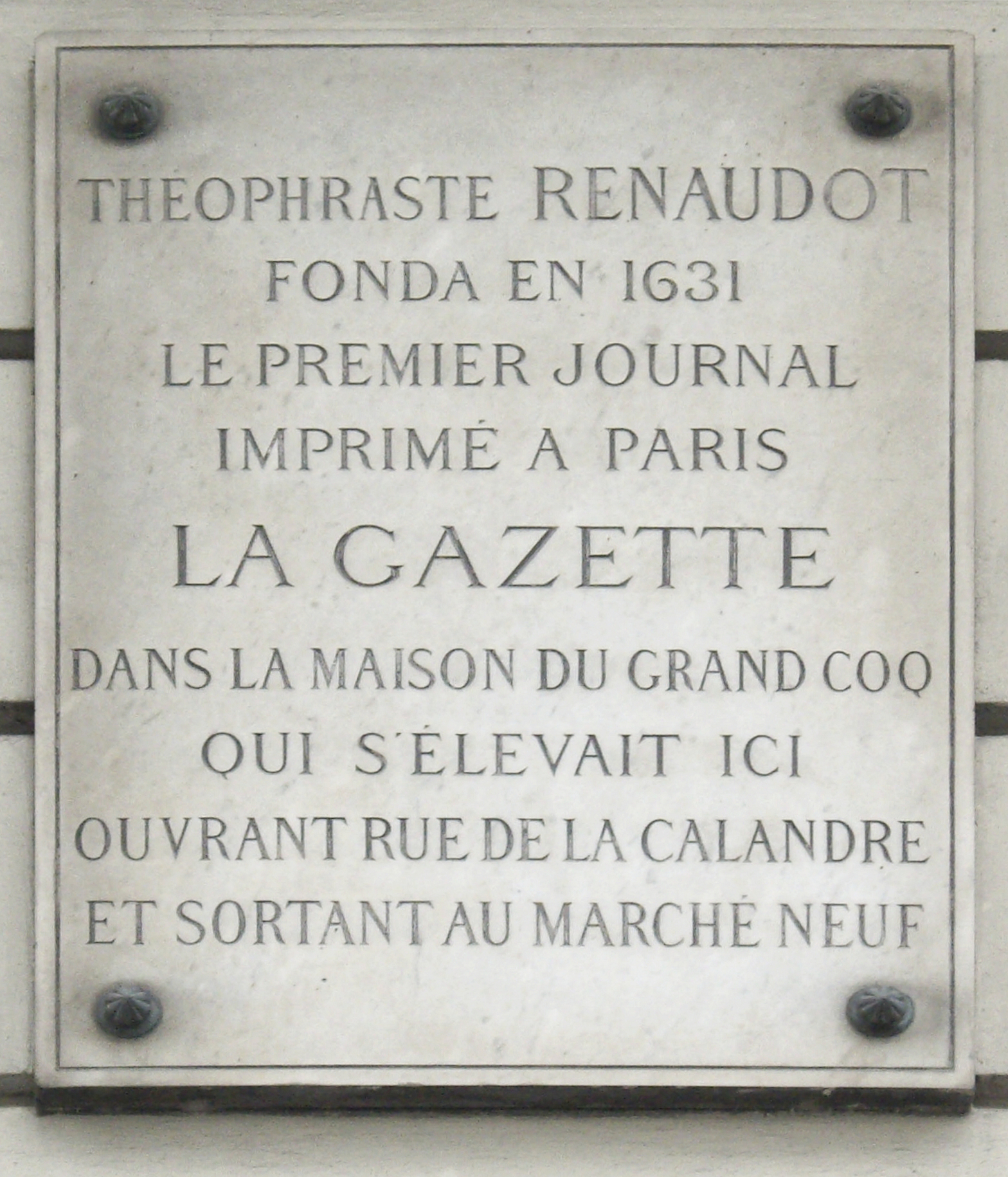 Plaque de commémorant Théophraste Renaudot, le premier journaliste donnant son nom au prix Renaudot