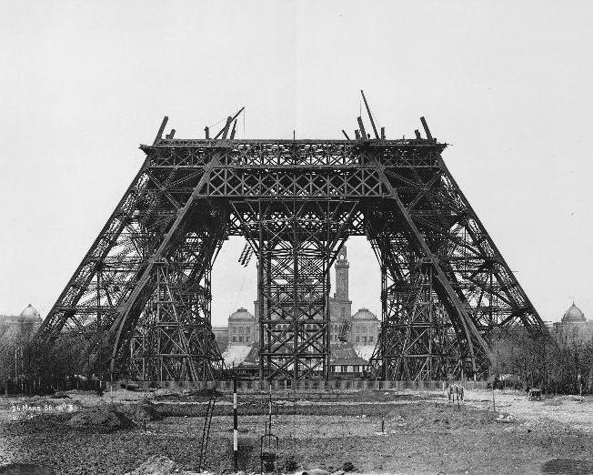 La tour Eiffel en construction
